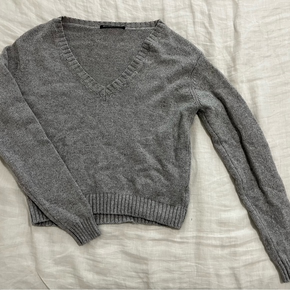 Brandy Melville Gray V-Neck Sweater - Picture 2 of 2